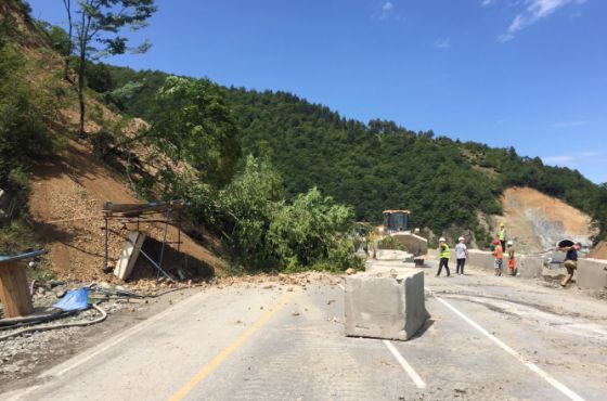 რიკოთზე, სადაც მაგისტრალის მშენებლომა მიმდინარეობს, მეწყერი ჩამოწვა