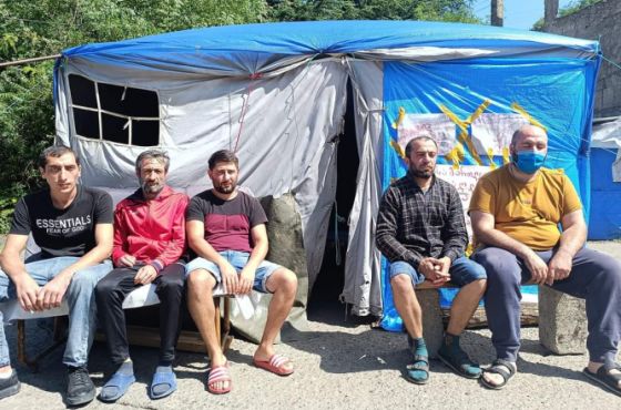 ექვსთვიანი პროტეტის შემდეგ, შუქრუთში მცხოვრებთა ნაწილი თბილისში, პარლამენტთან გადაინაცვლებს