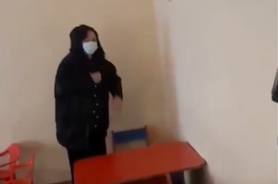 ქუთაისში "ოცნების" კოორდინატორები მერხების ქვეშ იმალებოდნენ (ვიდეო)