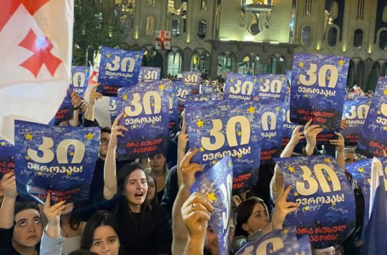 პროტესტის მესამე ღამე რუსული კანონის გასაპროტესტებლად