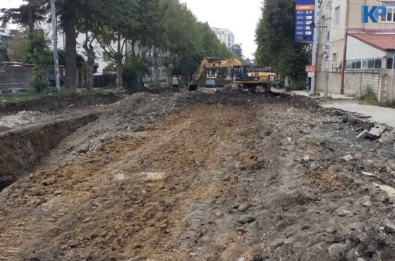 დაუსრულებელი სამუშაოები წერეთლისა და აღმაშენებლის ქუჩებზე