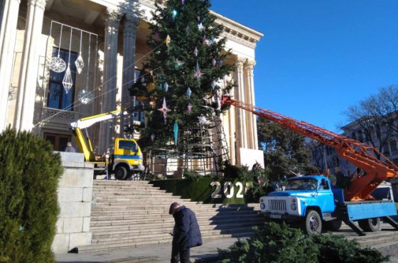 ქუთაისში მთავარი ნაძვის ხის დემონტაჟი დაიწყო
