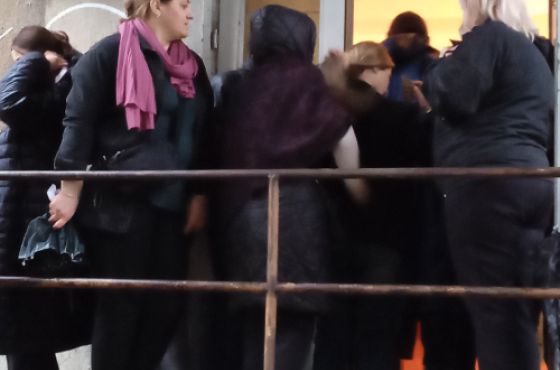 დილიდან რიგებია ქუთაისის საარჩევნო უბნებთან