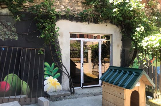 ისტორიულ კედელთან, რომელშიც კარი გამოჭრეს, კაფე შენდება