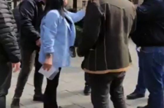 დაპირისპირება აქციის მონაწილეებსა და მერიის თანამშრომლებს შორის (ვიდეო)