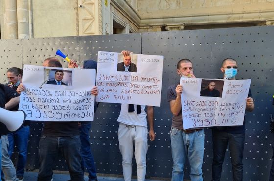 "პარლამენტი თოჯინების თეატრია" - ენმ-ს პარლამენტთან სირცხვილის კორიდორით ელოდებიან