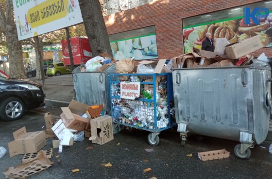 გადავსებული და ძირგამოთხრილი სანაგვე ურნები - რას ვერ აუვლით გვერდს ქუთაისში (ფოტო) 