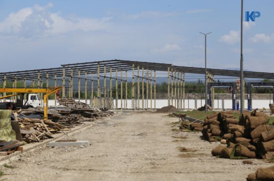 კომპანია, რომელიც ავტოპარკს ერთი წელია აშენებს, ისევ დამატებით დროს ითხოვს