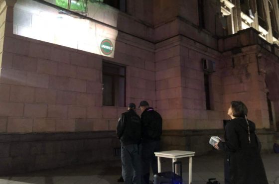 მერიის დაცვის თანამშრომლებმა  შენობასთან  აქცია-პერფორმანსის ჩაშლა სცადეს 