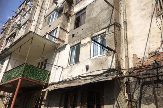 "რეაგირება დავაგვიანეთ" - რას  ყვებიან  ქუთაისში მოკლული ქალის მეზობლები 