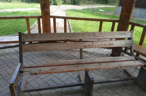 "ეს ვანდალიზმი მერიამ დღემდე ვერ აღკვეთა'' - დამტვრეული  სკამები ქუთაისის სკვერებში