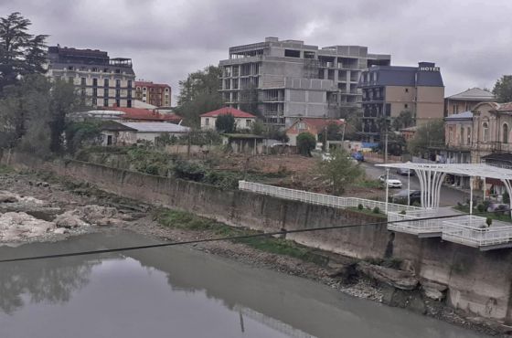 დაწუნებული პროექტები  - რას აშენებს საკრებულოს დეპუტატი რიონის სანაპიროზე