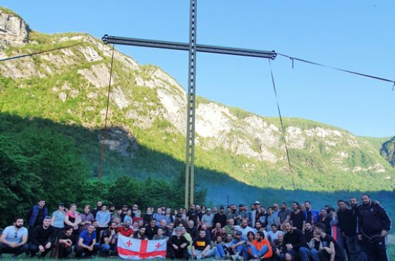 ნამახვანჰესის მოწინააღმდეგეებმა სოფელ ტვიშში ჯვარი აღმართეს