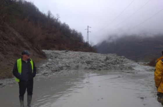 მოსახლეობას მედიკამენტებს და სურსათს აწვდიან - მეწყერის გამო ცაგერში სპეცტექნიკაც მუშაობა შეაჩერა 