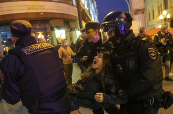 რუსეთში ნაწილობრივი მობილიზაციის საწინააღმდეგო აქციებზე 1400-მდე ადამიანი დააკავეს