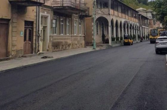 რას აცხადებენ მერიაში ტაბიძის ქუჩაზე ქვაფენილის ასფალტით ჩანაცვლებაზე