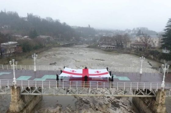 თეთრ ხიდზე საქართველოს დროშა გაშალეს
