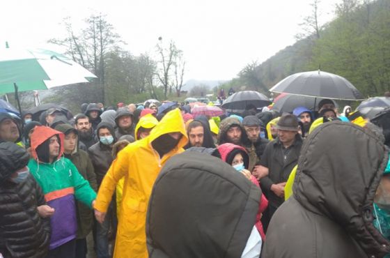 აქციის მონაწილეები კომპანია "ენკას" ოფისთან გზას გადაკეტავენ