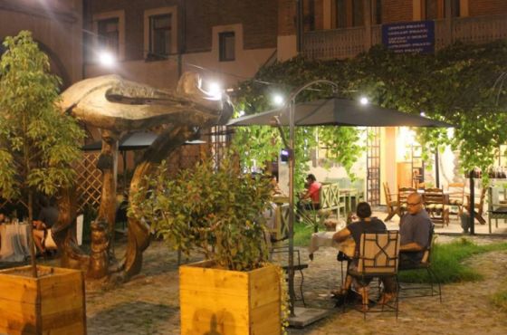 კვების ობიექტები და რესტორნები ღია სივრცეში განაახლებენ ფუნქციონირებას