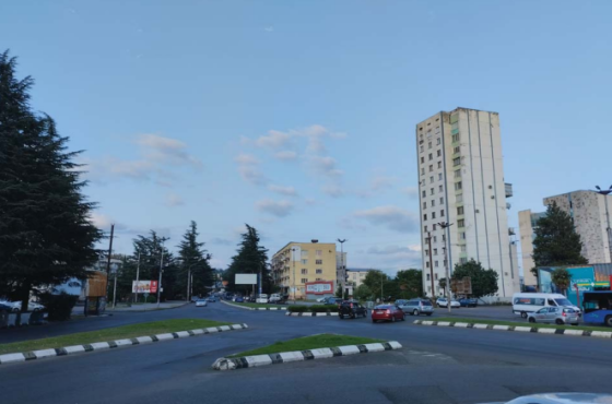  რუსთაველისა და აბაშიძის კვეთაზე, მოძრაობის მარეგულირებელი ინფრასტრუქტურის რეაბილიტაცია იგეგმება