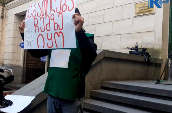 აქტივისტი, რომელმაც ქუთაისის მერიის წინ საპროტესტო აქცია მოაწყო, პოლიციამ დააკავა 