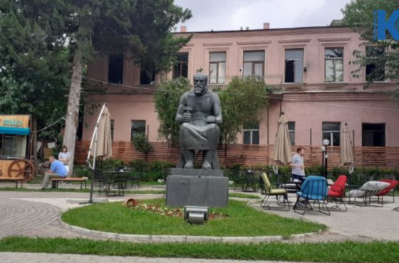 იაკობ ნიკოლაძის სკვერში ღია კაფე უკანონოდ ფუნქციონირებს (ვიდეო/აუდიო)