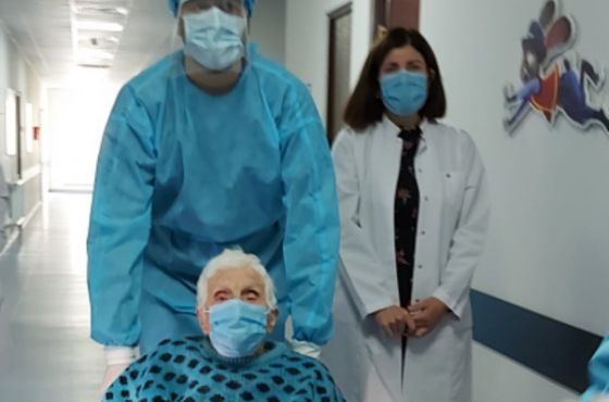 102 წლის გამოჯანმრთელებულმა ქალმა კლინიკა  დატოვა