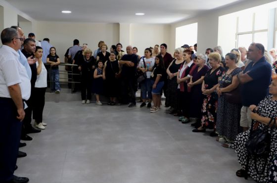 8 თვის წინ დასრულებულ სოციალურ საცხოვრისში ბინები ბენეფიციარებს ახლა გადაეცათ