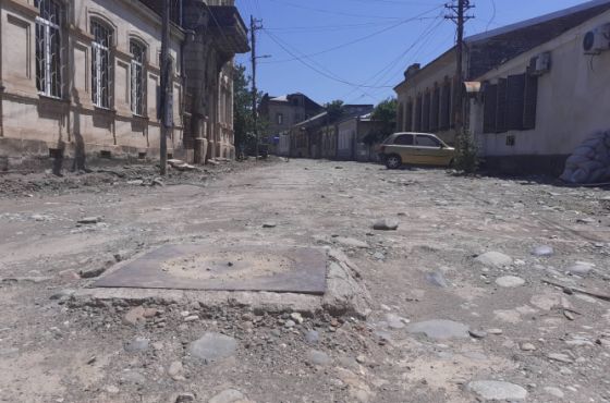 მიტოვებული  და გადავადებული სამუშაოები ჯიბლაძის ქუჩაზე 