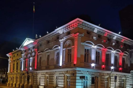 ლიეტუვაში ისტორიული შენობები საქართველოს დროშის ფერებში განათდა