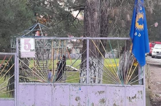 ქუთაისში, საარჩევნო უბნის შესასვლელში  "ოცნების" დროშა გამოფინეს