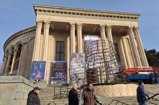 ქუთაისში მთავარ ნაძვის ხეს ამონტაჟებენ