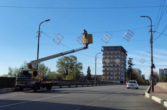 ქუთაისში საახალწლო დეკორაციებით ქუჩების მორთვა დაიწყო