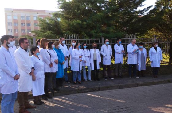 "ახლა დუმილი დანაშაულია" - ქუთაისში ექიმები სააკაშვილის კლინიკაში გადაყვანას ითხოვენ