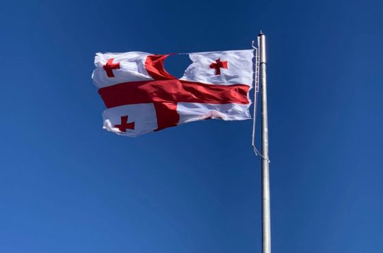 ქუთაისში 50 000 ლარიანი დროშა ქარმა ისევ დააზიანა