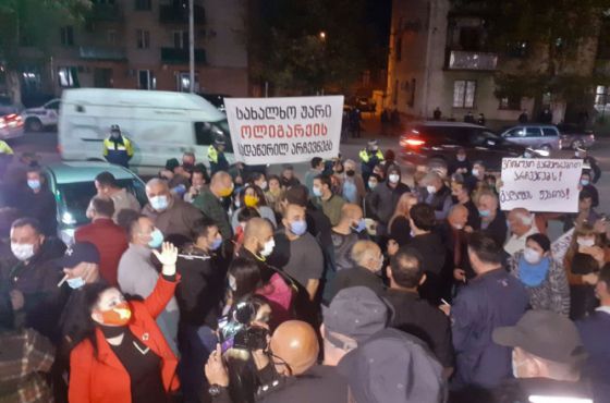 გაერთიანებული ოპოზიცია ქუთაისში საოლქო საარჩევნო კომისიის შენობასთან აქციას მართავს 