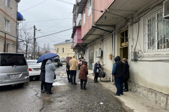 "სახლი ავარიულია" - ორი წლის წინ რეაბილიტირებული კორპუსში მცხოვრებლების პროტესტი ბაღდათში