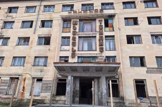 "სანამ გაიყიდებოდა, ვინმე ხომ უნდა მოსულიყო ჩვენთან?" - სასტუმრო "თბილისის" შემოღობვა დაიწყეს