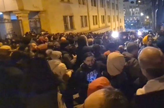 პარლამენტთან, აქციაზე სამართლდამცველებმა 36 პირი დააკავეს