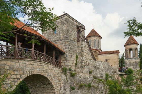 "მძიმე საუბარი მქონდა მეუფესთან" - არქიმანდრიტმა მოწამეთას მონასტერი დატოვა