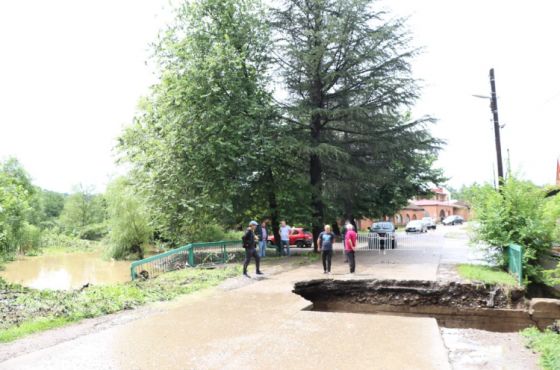 ზესტაფონში უხვი ნალექის გამო გზა ჩაინგრა