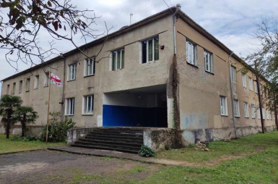 "ხელი აქვს მოტეხილი" - გეგუთის სკოლაში, მოზარდი ფანჯრიდან გადახტა