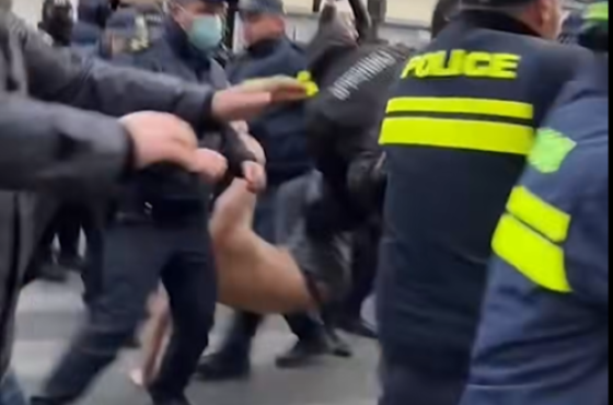 პოლიციამ თბილისში მიმდინარე საპროტესტო აქცია დაშალა - დაკავებულია ათზე მეტი პირი