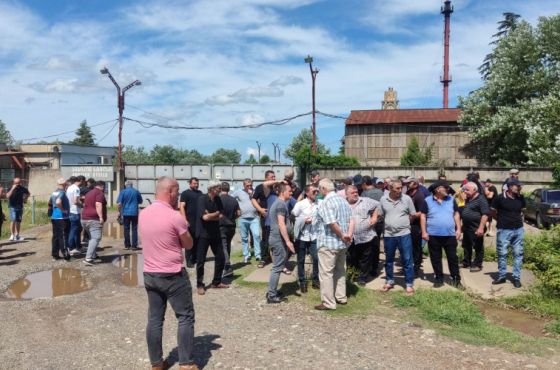 „2 თვის ხელფასი გვაქვს აუღებელი" - ქუთაისის მეტალურგიული ქარხნის მუშების პროტესტი 