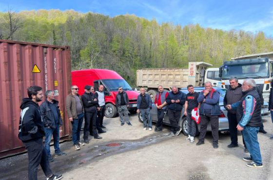 რიკოთის ავტობანის მშენებლობაზე დასაქმებული მძღოლები გაიფიცნენ