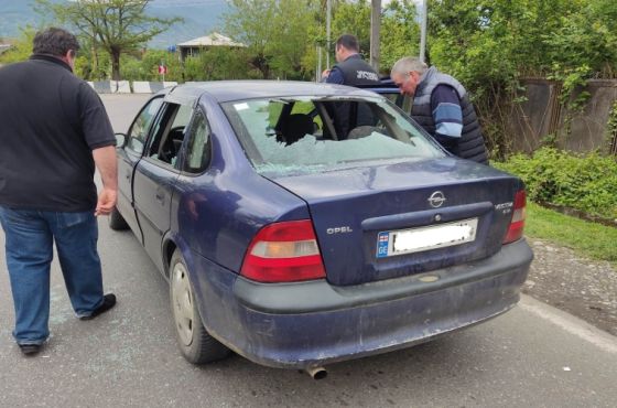 როხის სკოლის დირექტორის მეუღლეს ადგილობრივების მიმართ ფიზიკურ ძალადობაში ადანაშაულებენ 