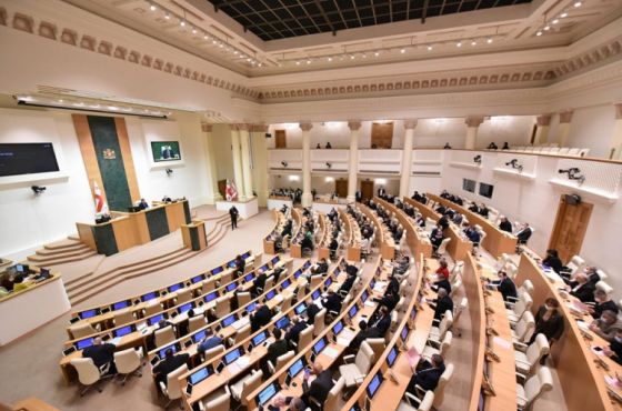 პარლამენტში ჩანიშნული რიგგარეშე სხდომა აქციის ფონზე გაიმართება