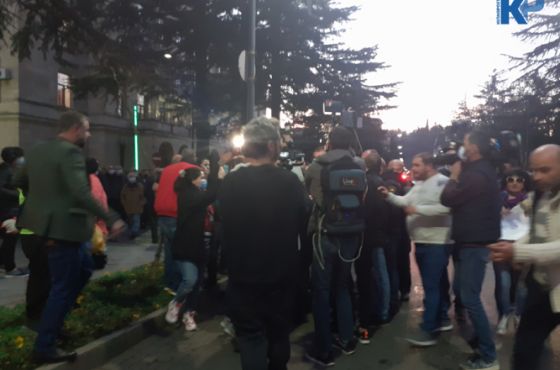 ქუთაისის მერიის წინ მომხდარი დაპირისპირების დროს 6 ადამიანია დაკავებული