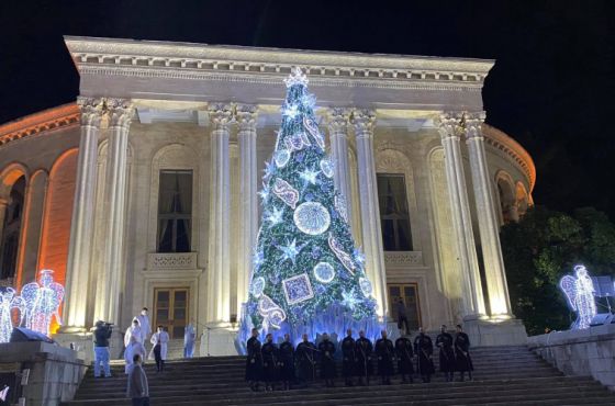 ქუთაისში მთავარი ნაძვის ხე ექიმებმა აანათეს