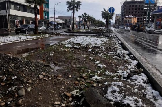 გაჩერებული ტექნიკა და გადათხრილი სავალი ნაწილი - გადავადებული სამუშაოები აღმაშენებლის გამზირზე 